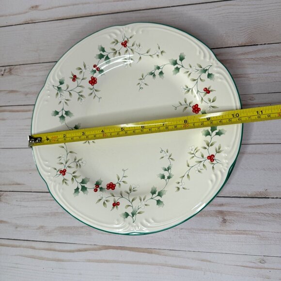 Pfaltzgraff Winterberry 10" Dinner Plates Set of 2 Christmas Holly Berry Holiday - Picture 8 of 8